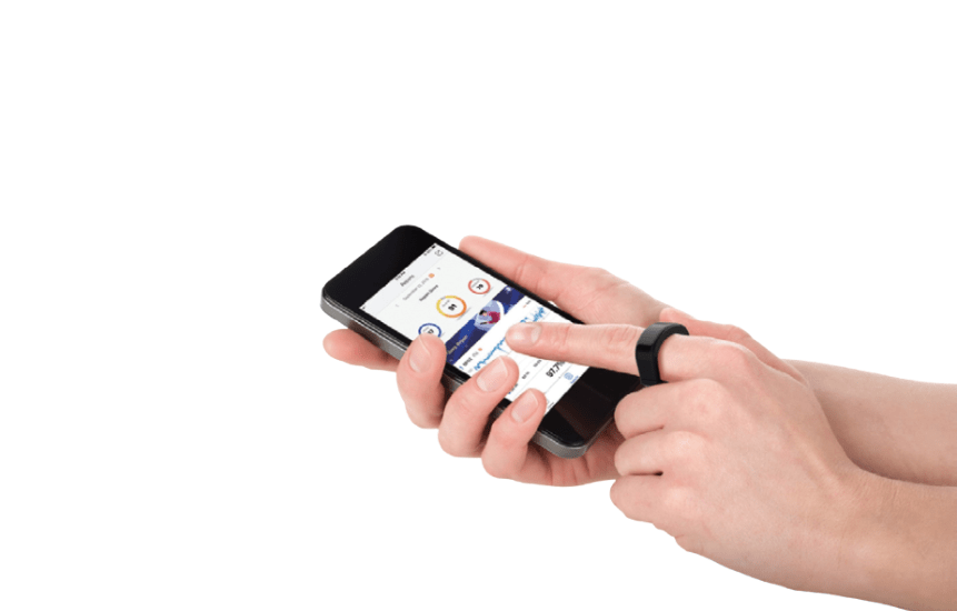 CIRCUL Schaftracking Ring mit Smartphone in der Hand
